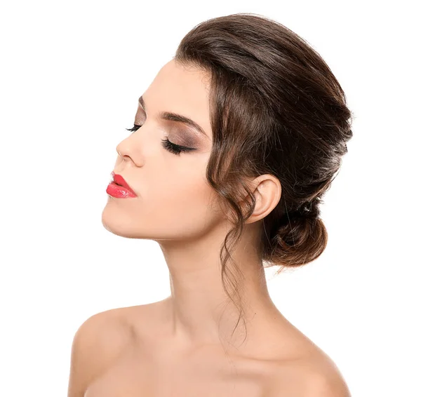 Porträtt av ung kvinna med vackra professionell makeup på vit bakgrund — Stockfoto