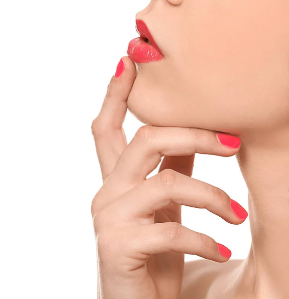 Schöne junge Frau mit hellem Lippenstift auf weißem Hintergrund, Nahaufnahme — Stockfoto