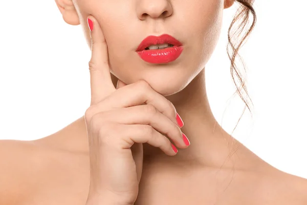 Schöne junge Frau mit hellem Lippenstift auf weißem Hintergrund, Nahaufnahme — Stockfoto