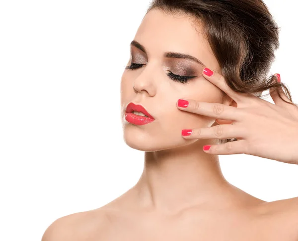 Retrato de mujer joven con hermoso maquillaje profesional sobre fondo blanco —  Fotos de Stock