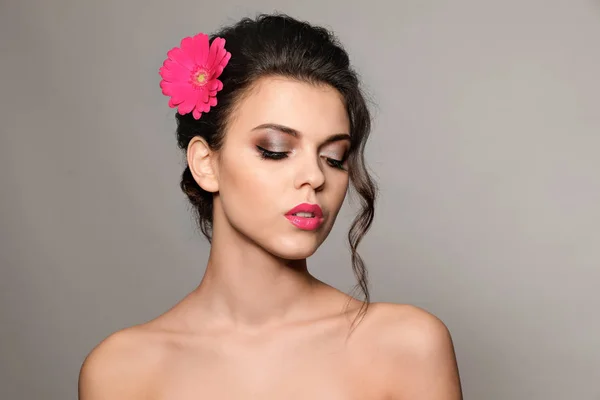 Porträt einer jungen Frau mit wunderschönem professionellen Make-up auf grauem Hintergrund — Stockfoto
