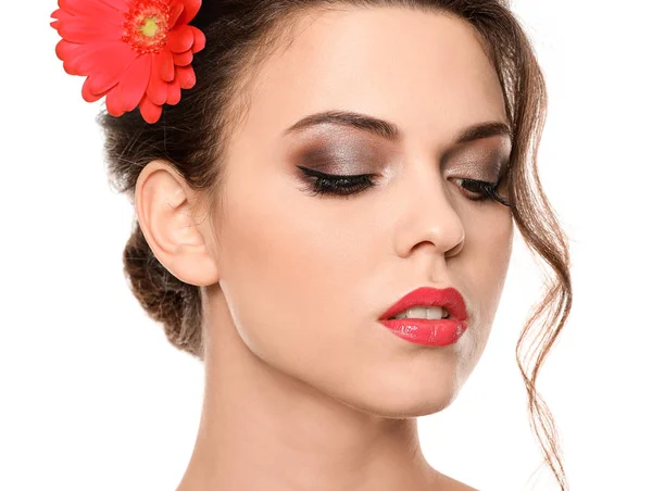 Porträtt av ung kvinna med vackra professionell makeup på vit bakgrund, närbild — Stockfoto