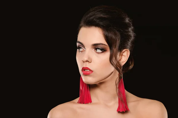 Porträt einer jungen Frau mit wunderschönem professionellen Make-up auf dunklem Hintergrund — Stockfoto