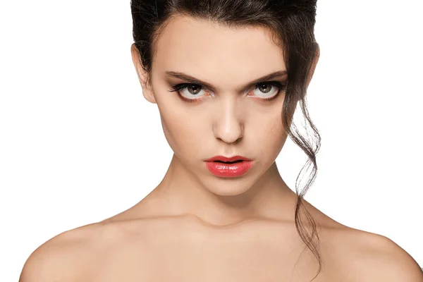Portrait de jeune femme avec un beau maquillage professionnel sur fond blanc — Photo