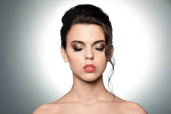 Retrato de jovem com bela maquiagem profissional em fundo claro — Fotografia de Stock