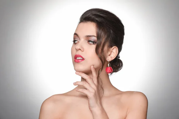 Porträt einer jungen Frau mit schönem professionellem Make-up auf hellem Hintergrund — Stockfoto