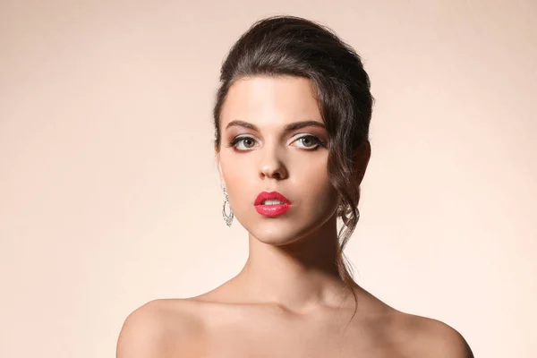 Porträtt av ung kvinna med vackra professionell makeup på färgbakgrund — Stockfoto