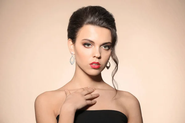 Porträt einer jungen Frau mit schönen professionellen Make-up auf farbigem Hintergrund — Stockfoto