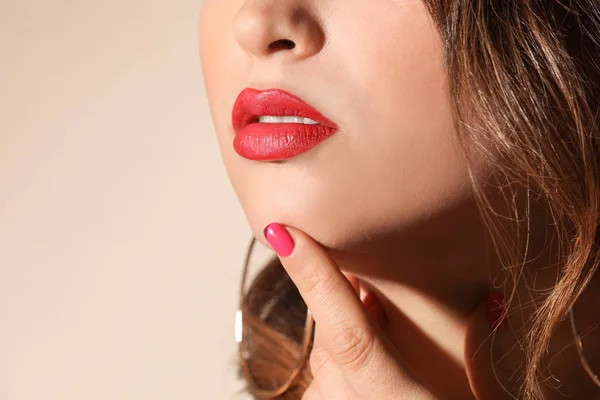 Hermosa mujer joven con lápiz labial brillante en el fondo de color, primer plano —  Fotos de Stock