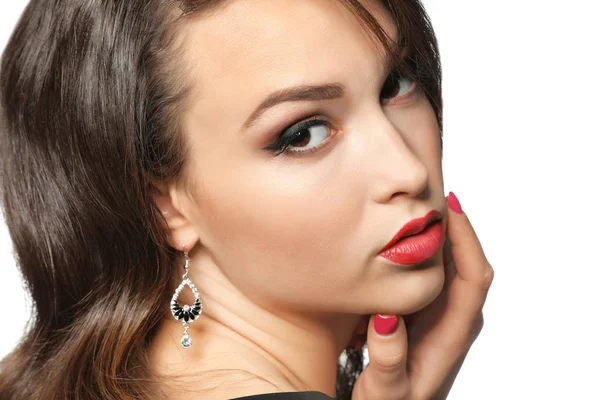 Porträtt av ung kvinna med vackra professionell makeup på vit bakgrund, närbild — Stockfoto