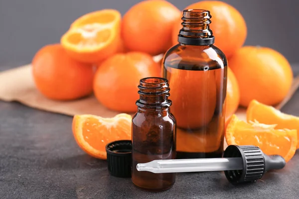 柑橘類の精油とテーブルの上の果物の瓶 — ストック写真