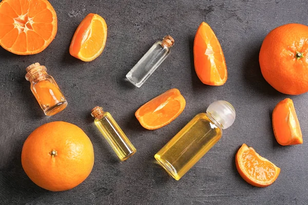 エッセンシャル オイルと柑橘類のスライス テーブルの上の瓶 — ストック写真
