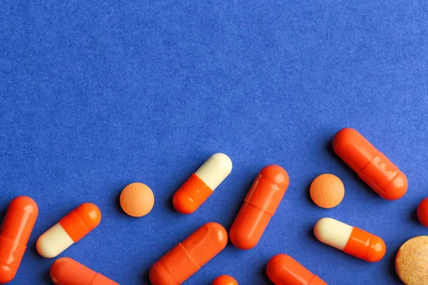 Different pills on color background — Stock Photo, Image