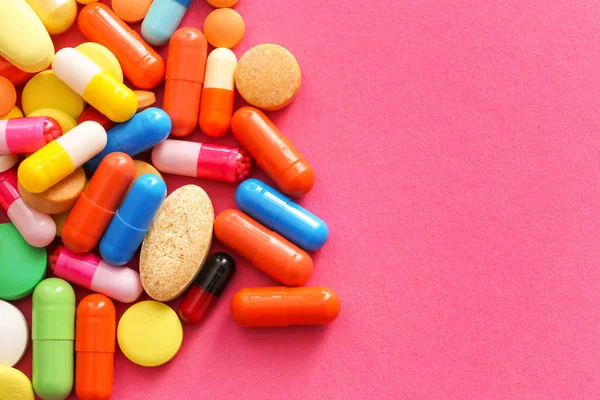 Různé pilulky na barevném pozadí — Stock fotografie