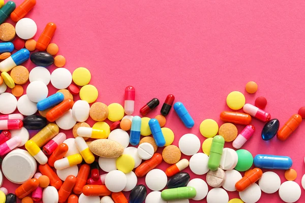 Různé pilulky na barevném pozadí — Stock fotografie