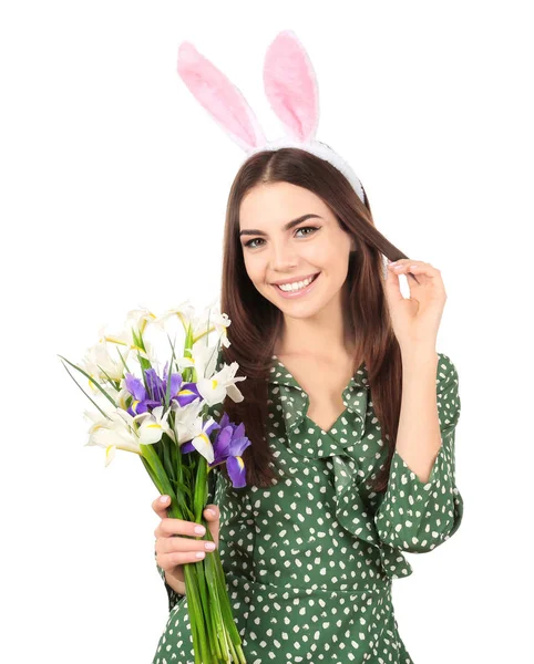 Vacker ung kvinna med Easter bunny öron och bukett blommor på vit bakgrund — Stockfoto