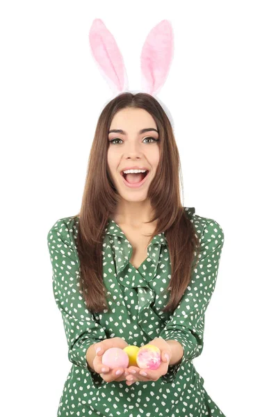 Paskalya yumurtaları ve beyaz arka plan üzerinde tavşan kulakları olan güzel kadın — Stok fotoğraf