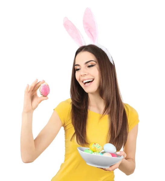 Красива молода жінка з великодніми яйцями і вухами кролика на білому тлі — стокове фото