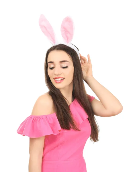 Piękna młoda kobieta z Easter bunny uszy na białym tle — Zdjęcie stockowe