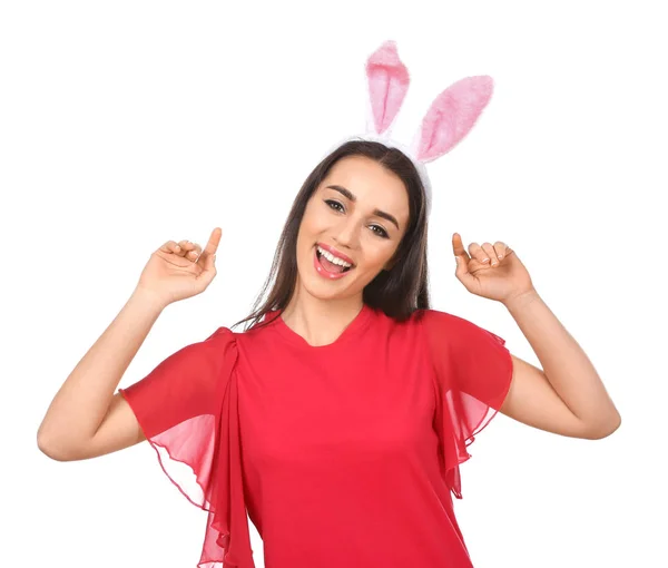 Mooie jonge vrouw met Easter bunny oren op witte achtergrond — Stockfoto