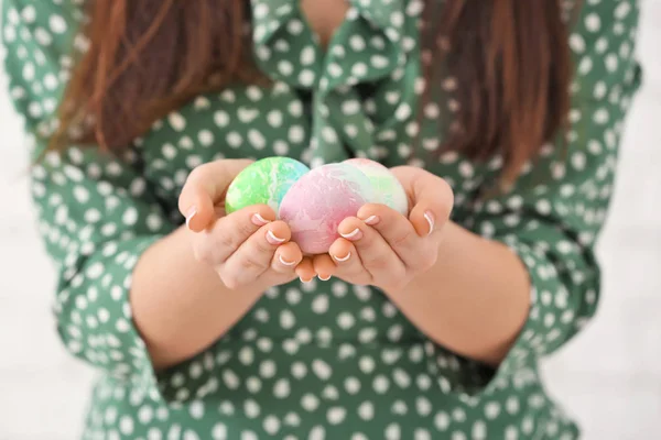 다채로운 부활절 계란, 근접 촬영으로 젊은 여자 — 스톡 사진