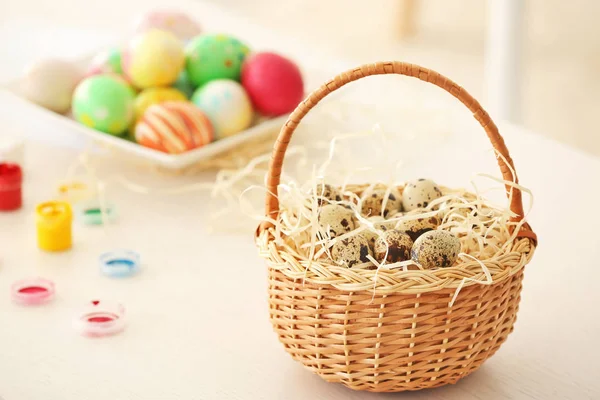 Fürj tojás húsvéti készített fonott kosárban — Stock Fotó