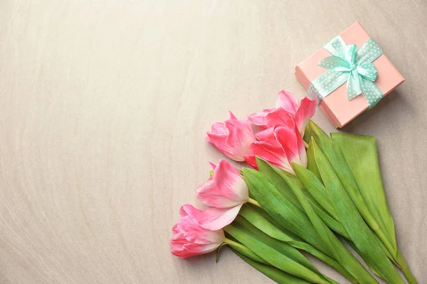 Krásné tulipány a krabičky na světlé pozadí, pohled shora — Stock fotografie