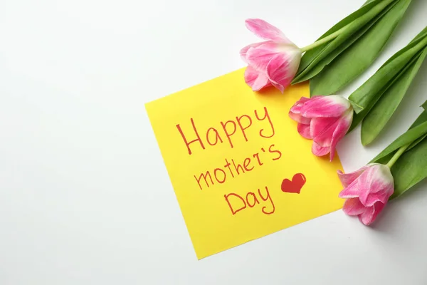 Piękne tulipany i ręcznie karty na dzień matki na białym tle — Zdjęcie stockowe