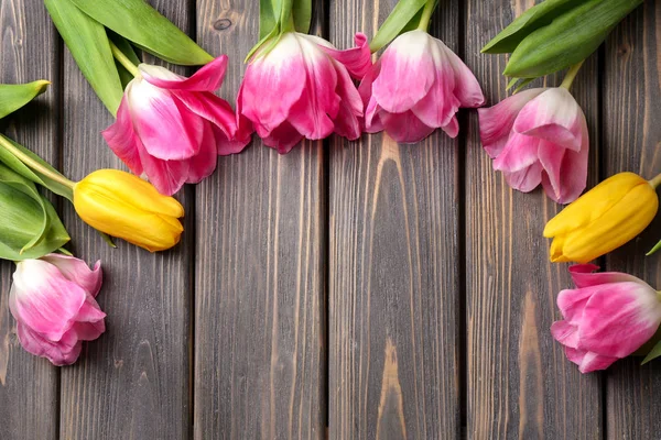 Bei tulipani freschi su sfondo di legno, vista dall'alto — Foto Stock