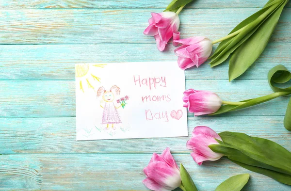 Vackra tulpaner och handgjorda kort för mors dag på trä bakgrund — Stockfoto