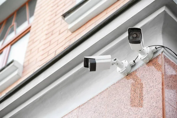 Moderne Cctv-camera's op de muur van het gebouw buitenshuis Rechtenvrije Stockfoto's