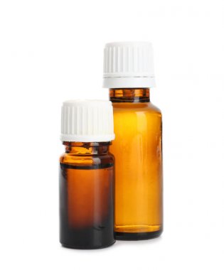 Beyaz arka plan üzerinde temel yağlar ile şişe