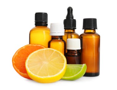 Beyaz arka plan üzerinde narenciye temel yağlar ile şişe