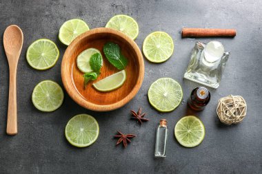 Tabloda narenciye esans şişeleri ile kompozisyon