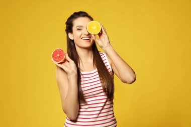 Narenciye renk arka plan üzerinde olan güzel kadın