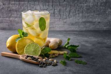 Bardak soğuk limonlu çay ve zencefil tablo ile kompozisyon