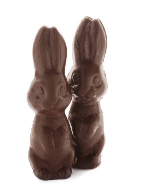 Beyaz zemin üzerine çikolata Paskalya tavşanları
