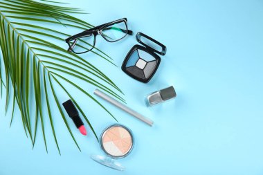 Renk arka plan üzerinde Dekoratif kozmetik ile düz yatıyordu kompozisyon