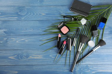 Ahşap arka plan üzerinde Dekoratif kozmetik ile düz yatıyordu kompozisyon