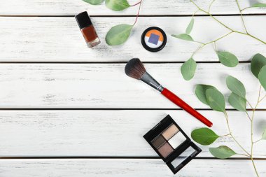Ahşap arka plan üzerinde Dekoratif kozmetik ile düz yatıyordu kompozisyon