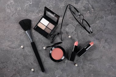 Gri arka plan üzerinde Dekoratif kozmetik ile düz yatıyordu kompozisyon