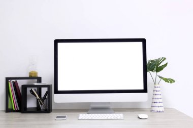 Tablo üzerindeki bir bilgisayarla rahat Ev İşyeri