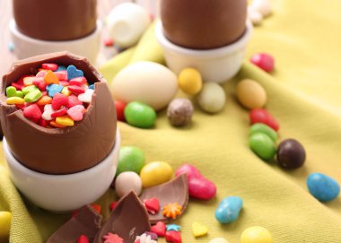 Çikolata Paskalya yumurtaları renkli şekerler ve masada sprinkles ile
