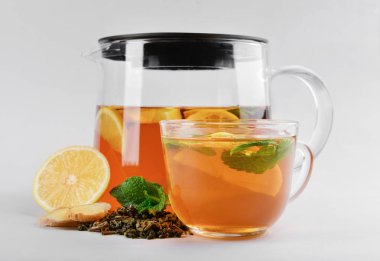 Nane, zencefil ve limon çay seti gri arka plan üzerinde sıcak içecek