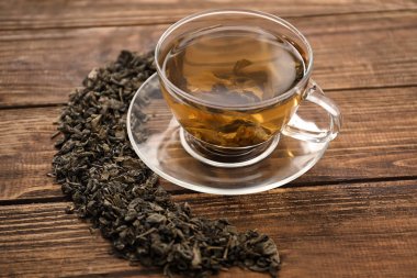 Bir masada aromatik içecek yeşil çay yaprakları ve kuru