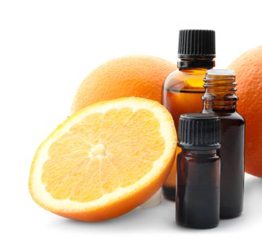 Narenciye esans ve beyaz zemin üzerine dilimlenmiş meyve ile şişe