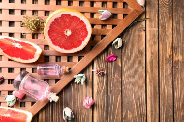 Ahşap arka plan üzerinde narenciye esans şişeleri ile kompozisyon