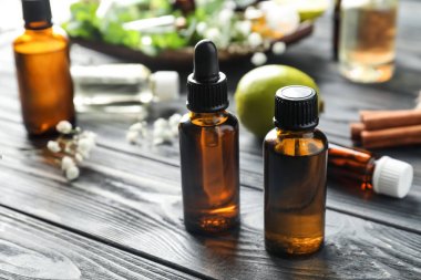 Ahşap masa üzerinde narenciye uçucu yağ şişe