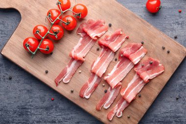 Kurulu rashers koyu arka plan üzerine pastırma ile