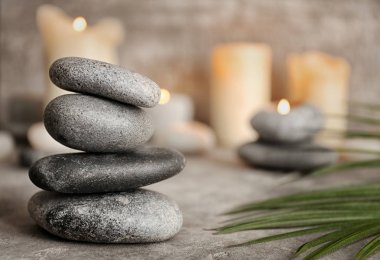 Gri masada spa taş yığını